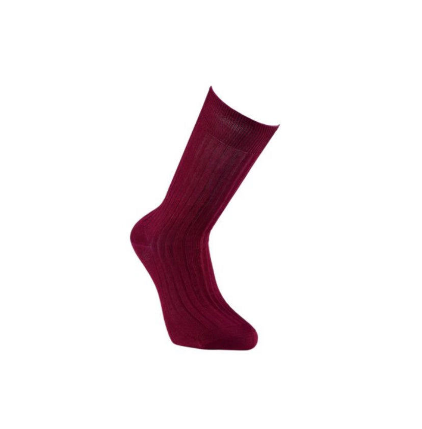 Chaussettes bordeaux en fil d’écosse.